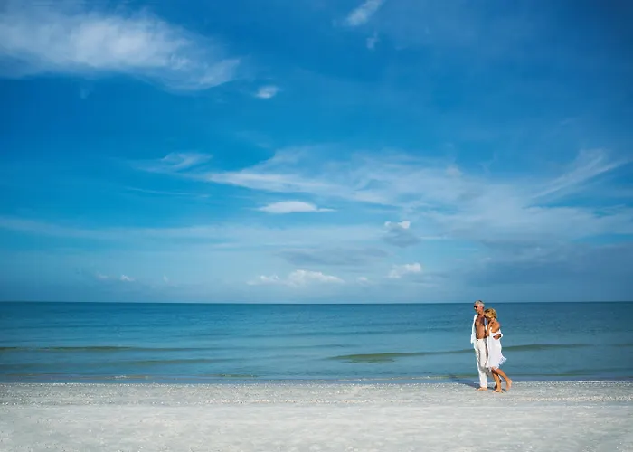 Holiday Inn Express & Suites Naples Downtown - 5Th Avenue By Ihg